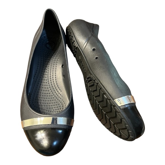 Crocs Black/Gray Cap Toe With Silver Band Ballet Flats in a Woman’s Size 10 - Picture 2 of 11